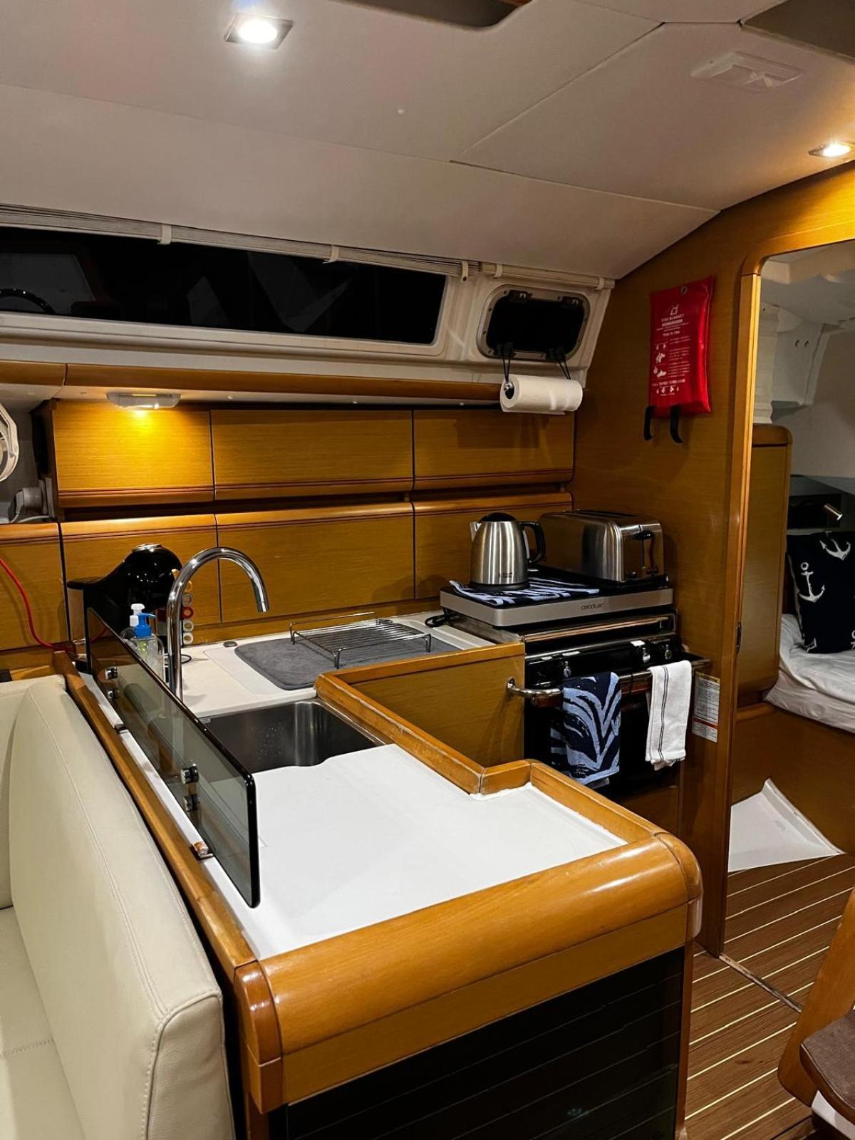 Hotel Sleep Aboard A Modern Sailboat In Oeiras Extérieur photo
