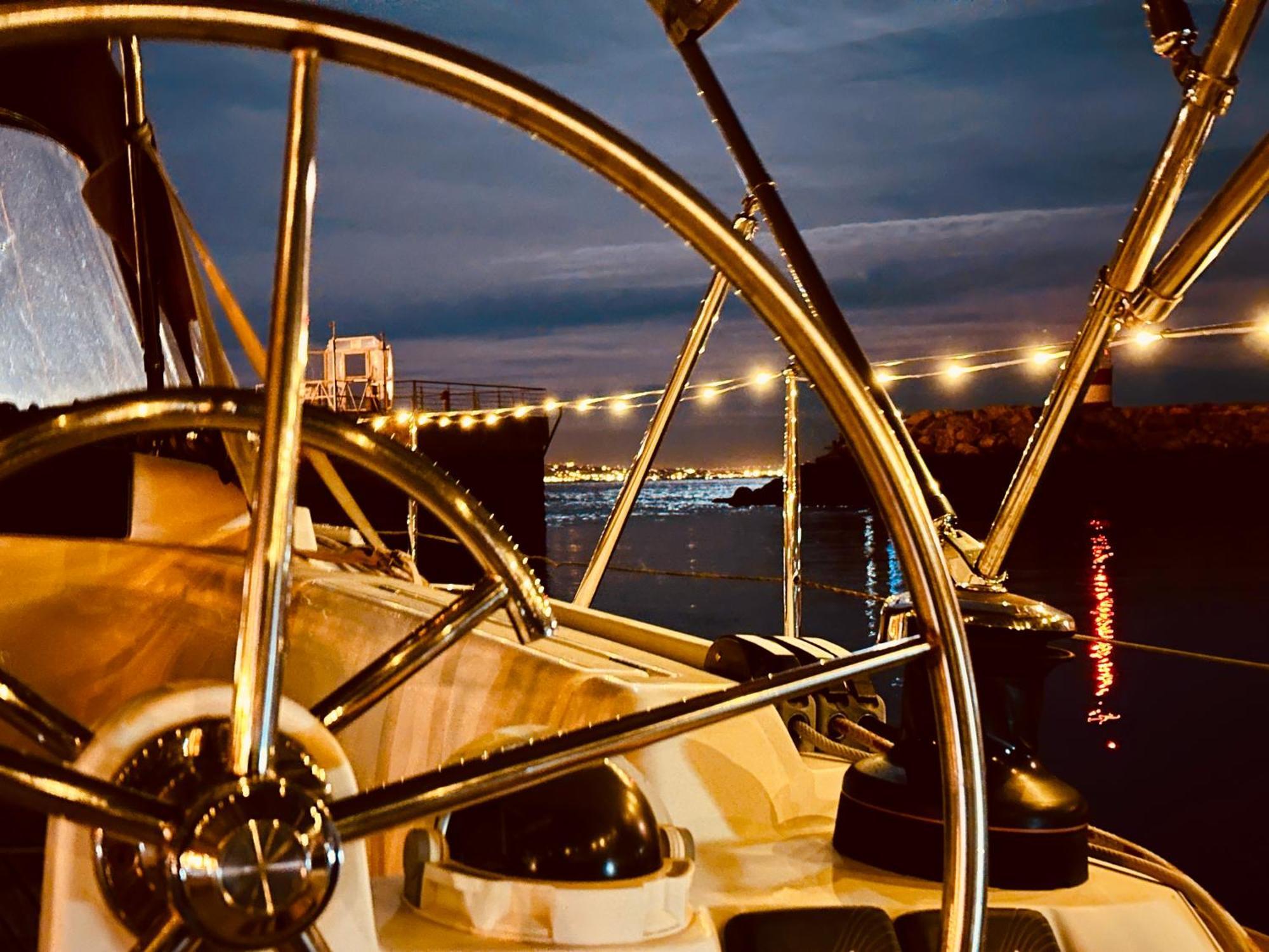 Hotel Sleep Aboard A Modern Sailboat In Oeiras Extérieur photo